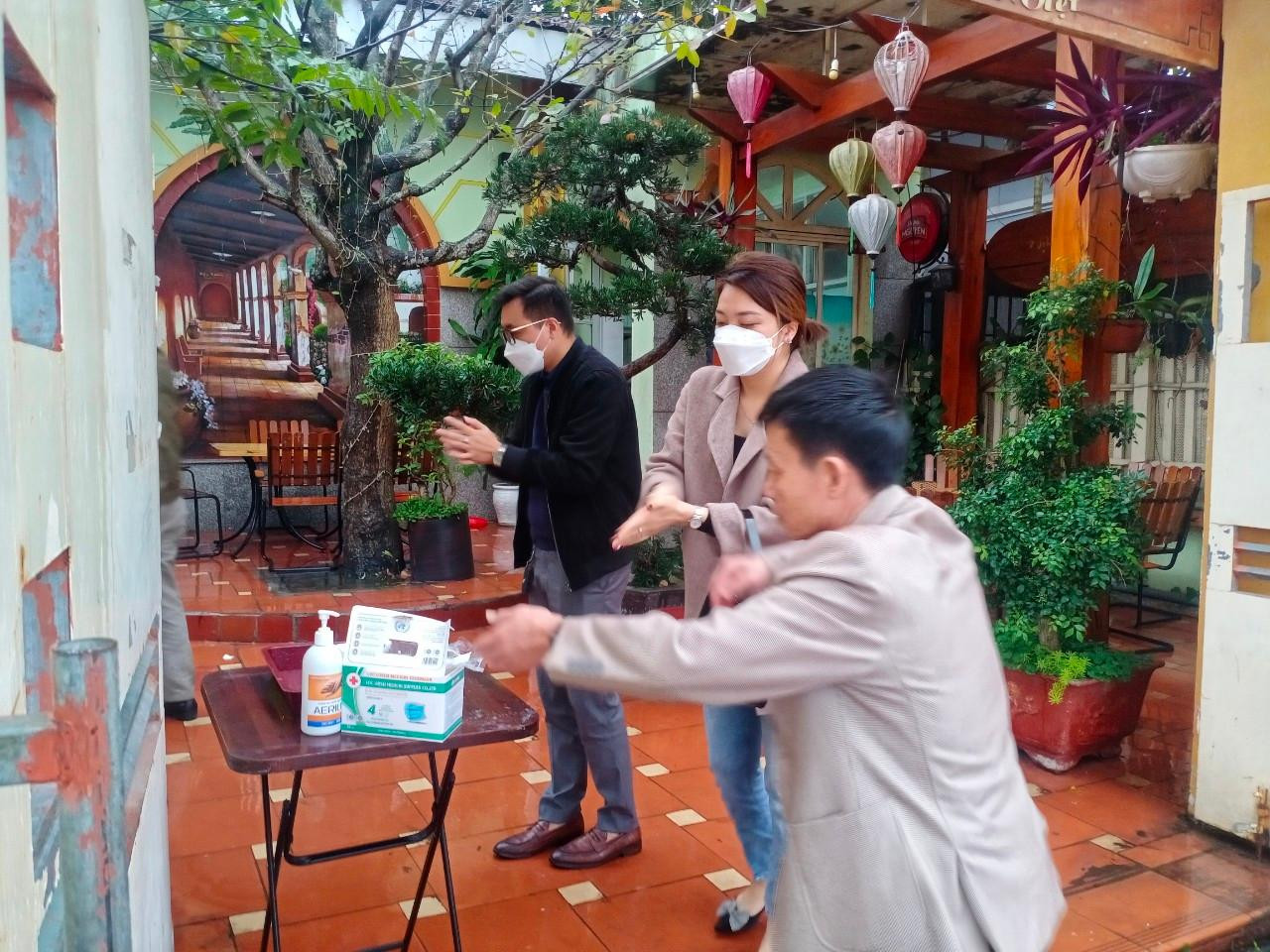 Khách hàng thực hiện nghiêm túc việc sát khuẩn trước khi vào quán. Khách hàng thực hiện nghiêm túc việc sát khuẩn trước khi vào quán.