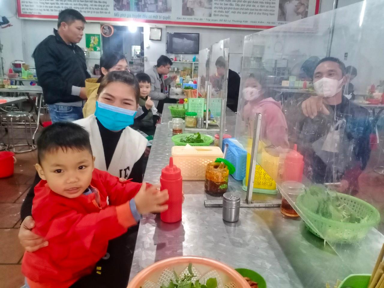 Buổi sáng đầu tiên được trở lại nhà hàng, anh Trần Văn Khánh (thành phố Bắc Giang) đưa vợ con đi ăn phở sáng. Anh cho biết, những giãn cách, vợ anh cho các cháu ăn sáng tại nhà. Nay mở cửa trở lại, anh đưa bọn trẻ ra nhà hàng ăn sáng cho thay đổi không khí. Được ăn ngoài quán, các cháu rất vui. Buổi sáng đầu tiên được trở lại nhà hàng, anh Trần Văn Khánh (thành phố Bắc Giang) đưa vợ con đi ăn phở sáng. Anh cho biết, những giãn cách, vợ anh cho các cháu ăn sáng tại nhà. Nay mở cửa trở lại, anh đưa bọn trẻ ra nhà hàng ăn sáng cho thay đổi không khí. Được ăn ngoài quán, các cháu rất vui.