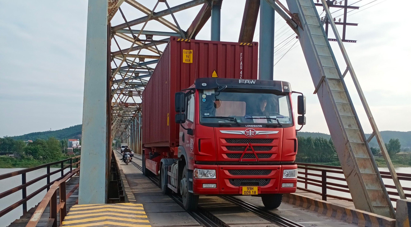 Theo anh Vũ Trí Minh, nhân viên gác cầu Cẩm Lý, sở dĩ có tình trạng trên vì các tài xế xe tải từ Quảng Ninh, Hải Phòng, Hải Dương chạy đến Lạng Sơn chọn qua đường này thay cung đường khác bởi vừa rút ngắn được hàng chục km, vừa tránh được một số trạm thu phí.