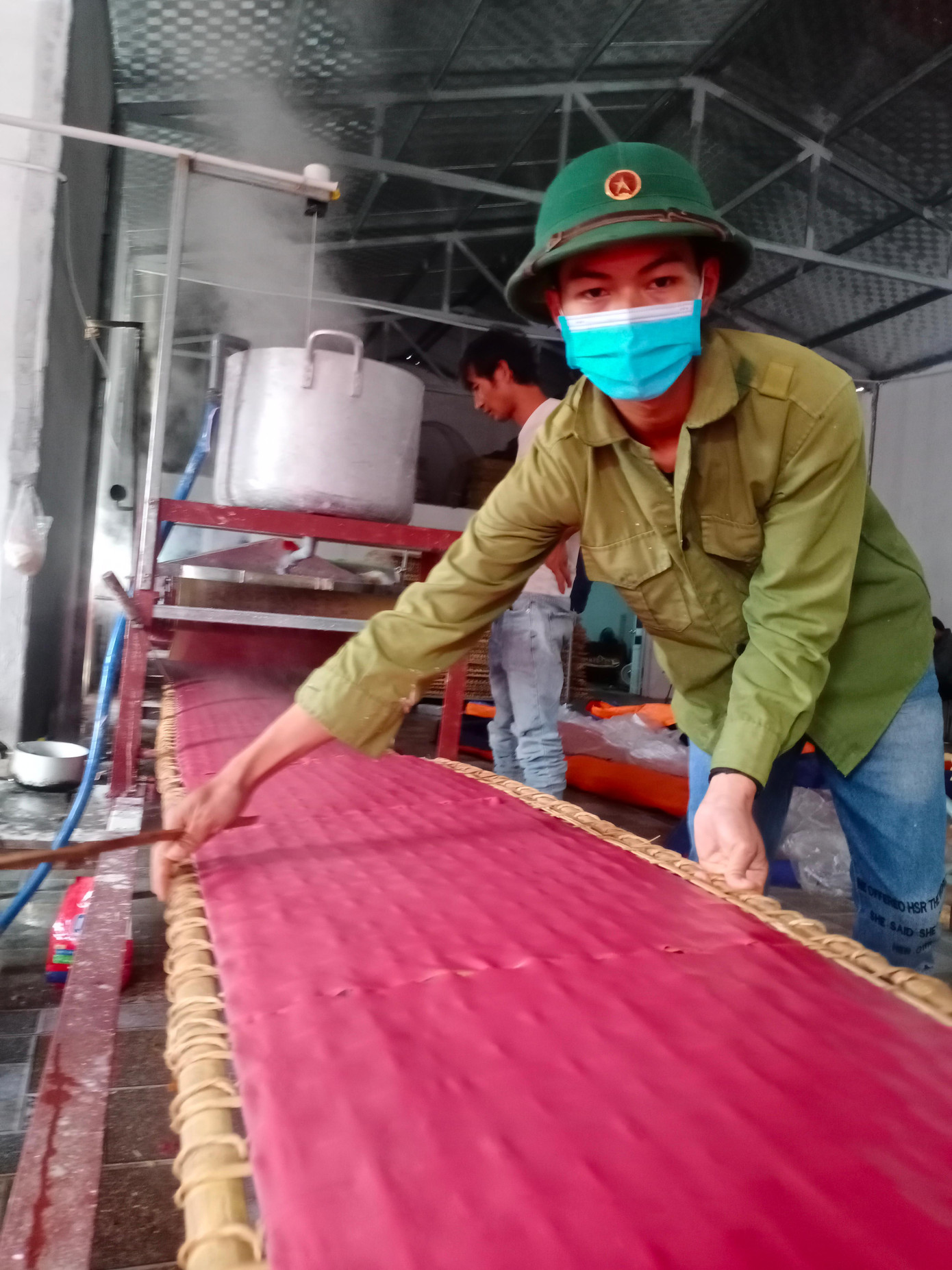 Tráng bánh là công đoạn hết sức công phu. Người có kinh nghiệm mới có thể tráng được những mẻ bánh có độ chín vừa đủ. Nhiệt thấp, bánh không chín, sẽ giòn, dễ gẫy, mỳ ăn sậm sật, nát vụn. Chín quá thì dễ bị rách, mỳ không đẹp. Trong ảnh là mẻ mỳ gạo pha với rau quả.