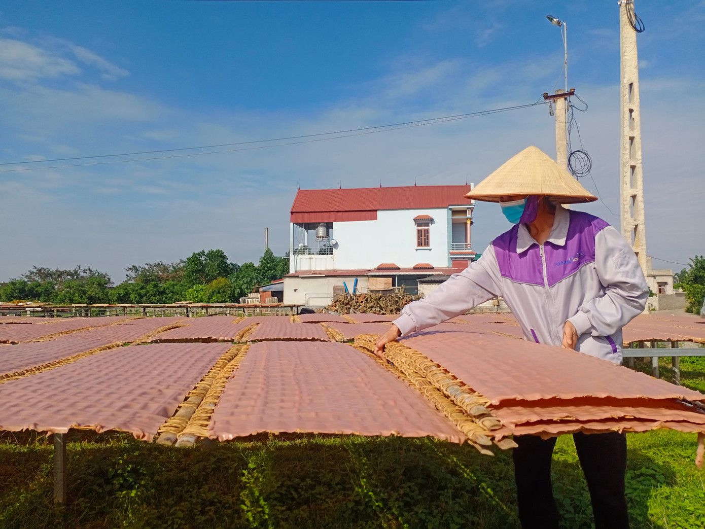 Mỳ chũ ngon cũng bởi được phơi tự nhiên. Sợi mỳ như thu cả hương vị của cái nắng, cái gió núi đồi Lục Ngạn.