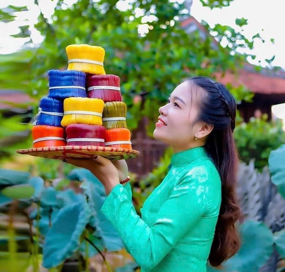 Để đáp ứng nhu cầu thị trường, đa dạng và nâng cao chất lượng sản phẩm. Ngoài mỳ trắng truyền thống, những người thợ làm mỳ còn khéo léo tạo ra các loại mỳ rau củ quả như: mỳ gấc, mỳ nghệ, mỳ đậu biếc... không chỉ đẹp, bắt mắt mà chất lượng cũng rất tuyệt hảo, được người tiêu dùng ưa thích.