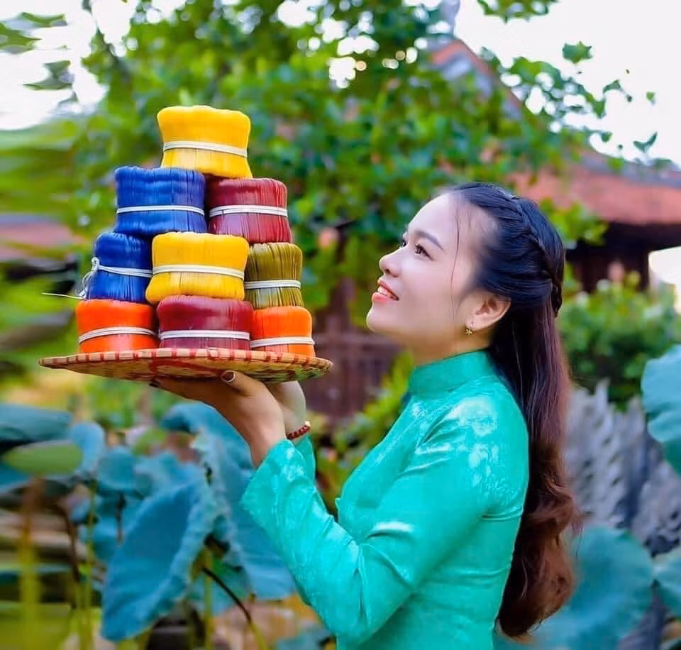 Để đáp ứng nhu cầu thị trường, đa dạng và nâng cao chất lượng sản phẩm. Ngoài mỳ trắng truyền thống, những người thợ làm mỳ còn khéo léo tạo ra các loại mỳ rau củ quả như: mỳ gấc, mỳ nghệ, mỳ đậu biếc... không chỉ đẹp, bắt mắt mà chất lượng cũng rất tuyệt hảo, được người tiêu dùng ưa thích.