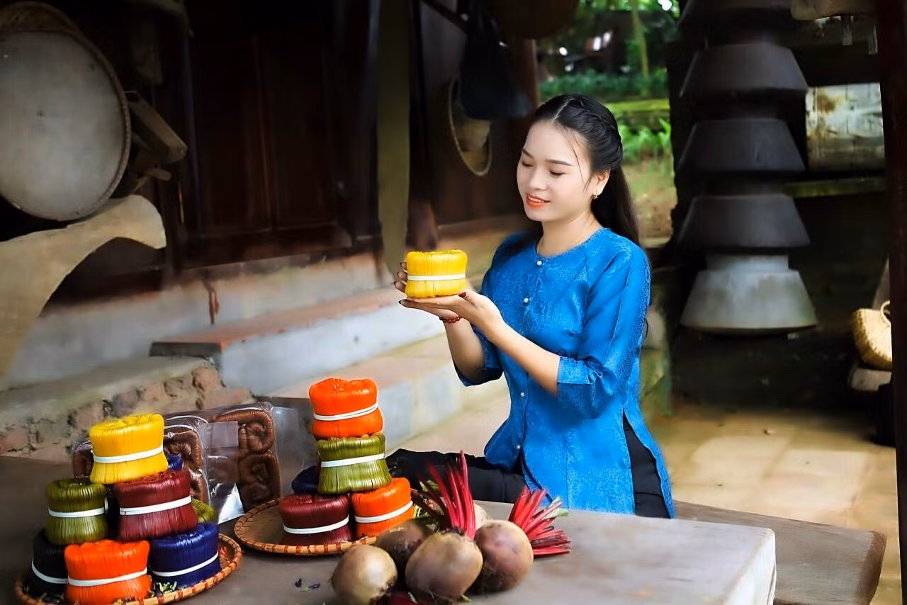 Người dân vùng Chũ, huyện Lục Ngạn, tỉnh Bắc Giang kể rằng: Từ xa xưa, một người Hoa kiều tên là Cả Tòng đến ngôi làng Thủ Dương ven bờ sông Lục làm ăn, sinh sống. Cứ năm hôm một lần, ông lại cùng vợ gánh những gánh mỳ trĩu nặng, qua đò sang sông bán ở chợ Chũ. Người dân quanh vùng mua mỳ của ông về ăn thấy ngon, truyền tai nhau mua ở chợ Chũ. Cứ như vậy, tên gọi mỳ Chũ trở nên thân quen, phản chiếu đời sống văn hóa và tâm hồn người dân Lục Ngạn lúc nào không hay.