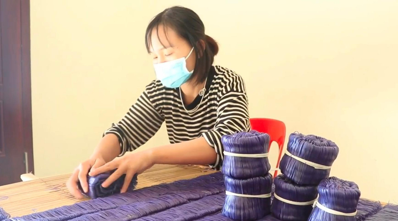 Bó mỳ đòi hỏi người thợ phải nhanh tay, khéo léo. Các bó mỳ phải được cuộn chặt, tròn, sợi không bị rối, trọng lượng tương đương nhau.