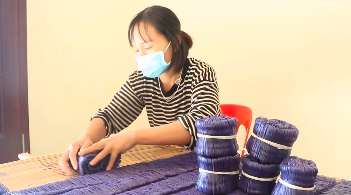 Bó mỳ đòi hỏi người thợ phải nhanh tay, khéo léo. Các bó mỳ phải được cuộn chặt, tròn, sợi không bị rối, trọng lượng tương đương nhau.