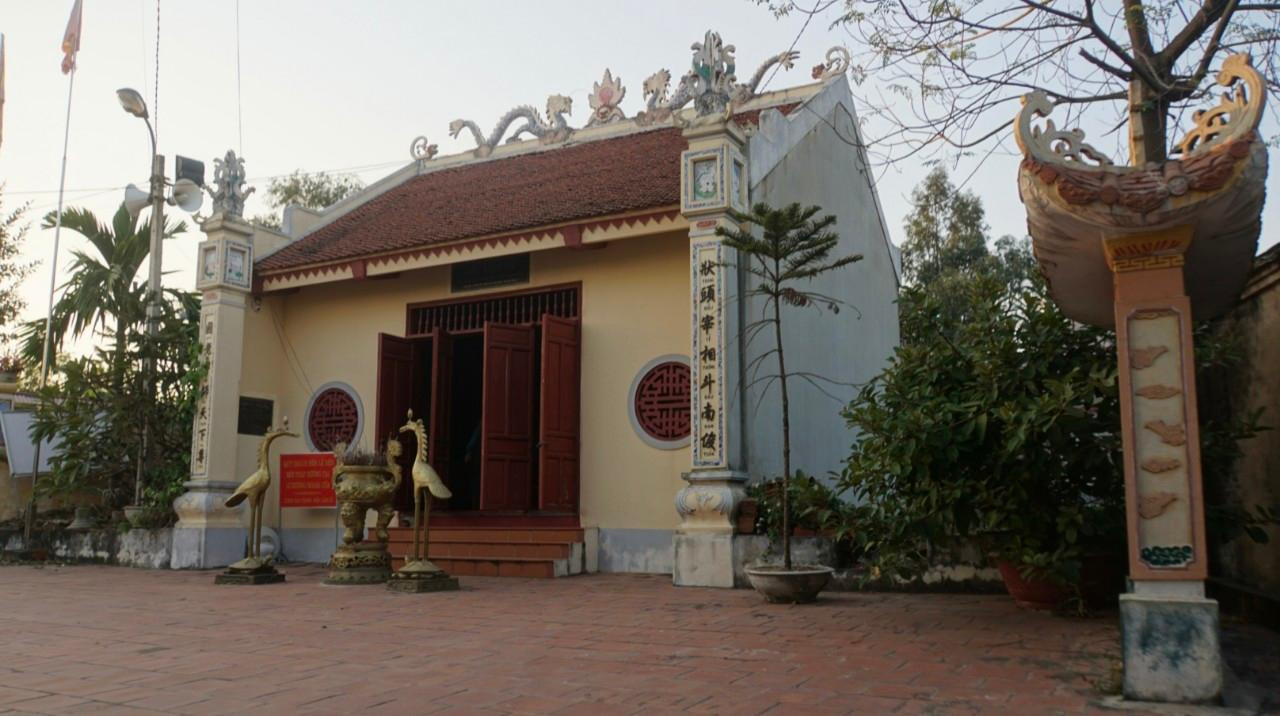 Đền thờ trạng nguyên Giáp Hải ở đồi Cốc, Dĩnh Trì là nơi lưu giữ bảo vật quốc gia. Đền thờ trạng nguyên Giáp Hải ở đồi Cốc, Dĩnh Trì là nơi lưu giữ bảo vật quốc gia.