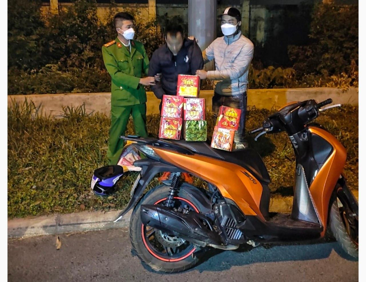 Đối tượng Nguyễn Trường Giang bị bắt khi vận chuyển trái phép pháo Đối tượng Nguyễn Trường Giang bị bắt khi vận chuyển trái phép pháo