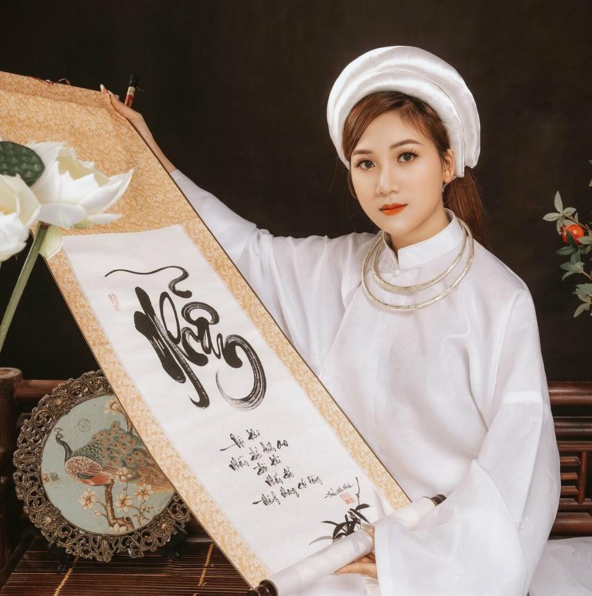 Hiện tại, Cẩm Nhung xây dựng kênh TikTok riêng và Group Học vẽ Tranh Thủy mặc và Thư pháp Việt Trung để giao lưu học hỏi, chia sẻ kinh nghiệm viết thư pháp và vẽ tranh thủy mặc với những người cùng đam mê. "Vẽ tranh kiếm được bao nhiêu tiền, điều đó không quan trọng. Quan trọng là mọi người nhớ đến mình từ giá trị bản thân mang lại cho cuộc sống" - Cẩm Nhung chia sẻ.