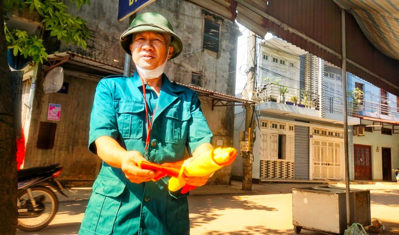 Cũng bởi xuất phát từ cái tâm mỗi lúc làm "nhiệm vụ" nên ông Phúc được người dân qua đường yêu quý, kính trọng. "Một buổi trưa trời nắng gắt, sau khi cảnh giới người qua đường an toàn, một thanh niên dừng xe máy xuống bắt tay và nói lời cảm ơn tôi. Hôm sau, anh mang biếu tôi bộ quần áo dạng đồng phục (như ông đang mặc - PV), nói là "bác mặc khi làm việc cho oách", ông vui vẻ khoe.