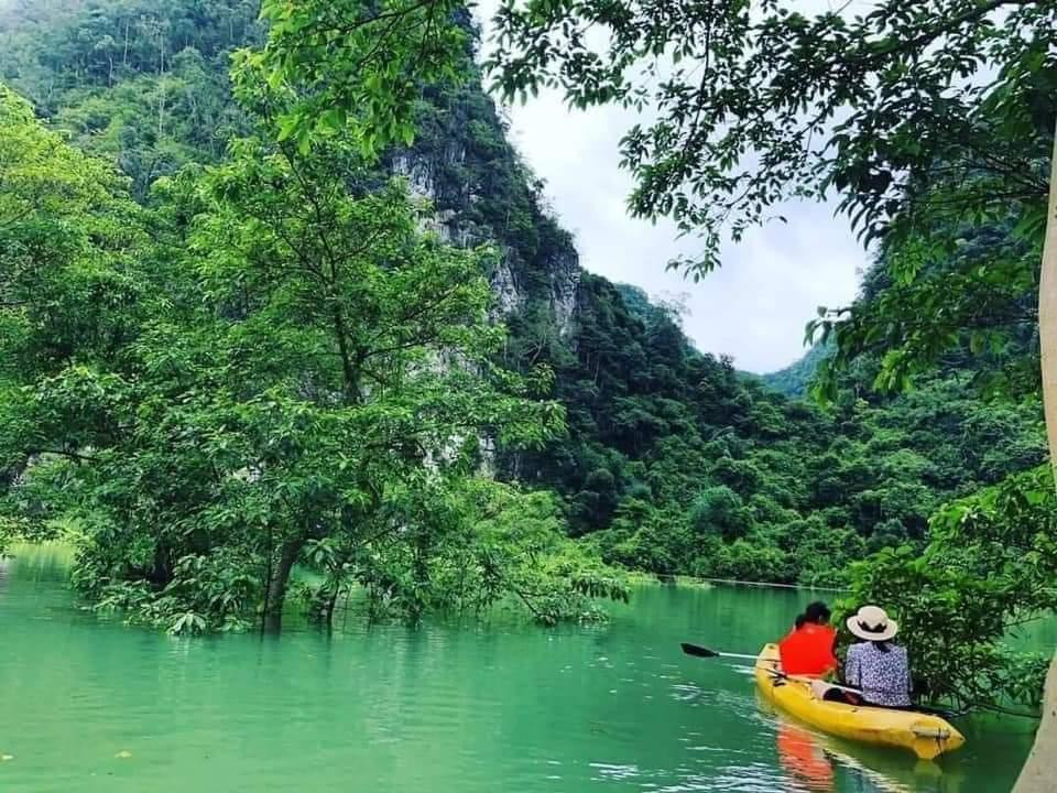 Vào mùa mưa khoảng từ tháng 7 đến tháng 10 hàng năm, cả vùng đất Đồng Lâm ngập chìm trong nước. Cánh đồng bát ngát biến thành những hồ nước trong xanh. Du khách trải nghiệm chèo thuyền ngắm cảnh hay trải nghiệm bắt cá dưới hồ dưới sự hỗ trợ của người dân nơi đây.