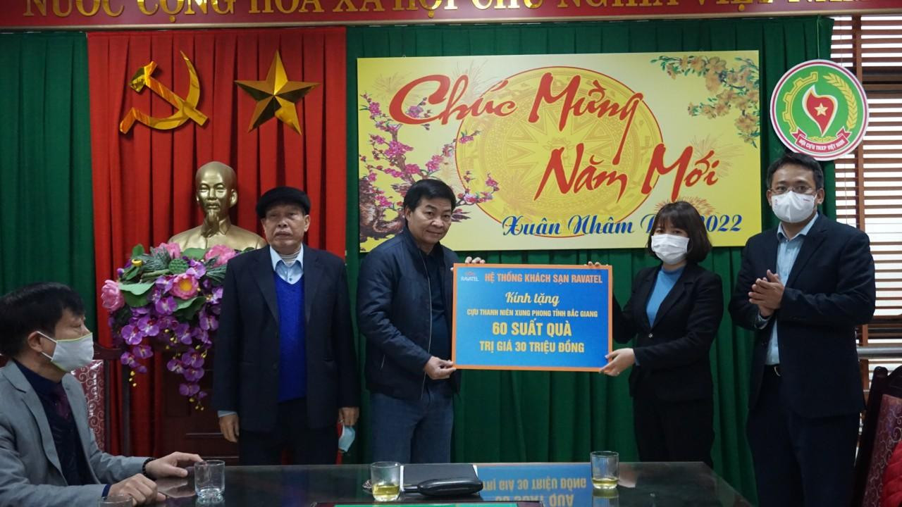 Bà Nguyễn Thị Phương, đại diện khách sạn Ravatel trao 60 suất quà trị giá 30 triệu đồng cho các cựu TNXP.