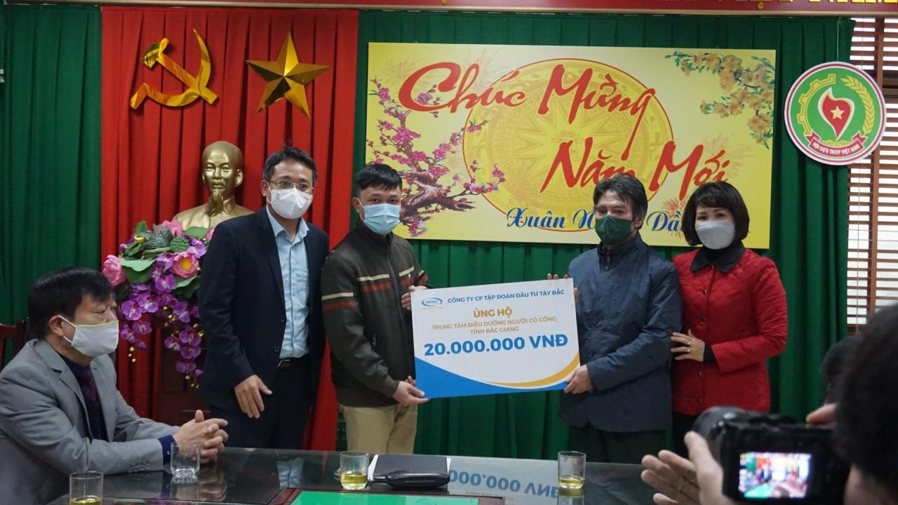 Ông Thân Văn Duy, đại diện Công ty Cổ phần Tập đoàn Đầu tư Tây Bắc tại Bắc Giang trao suất quà trị giá 20 triệu đồng cho Trung tâm Điều dưỡng người có công tỉnh Bắc Giang.