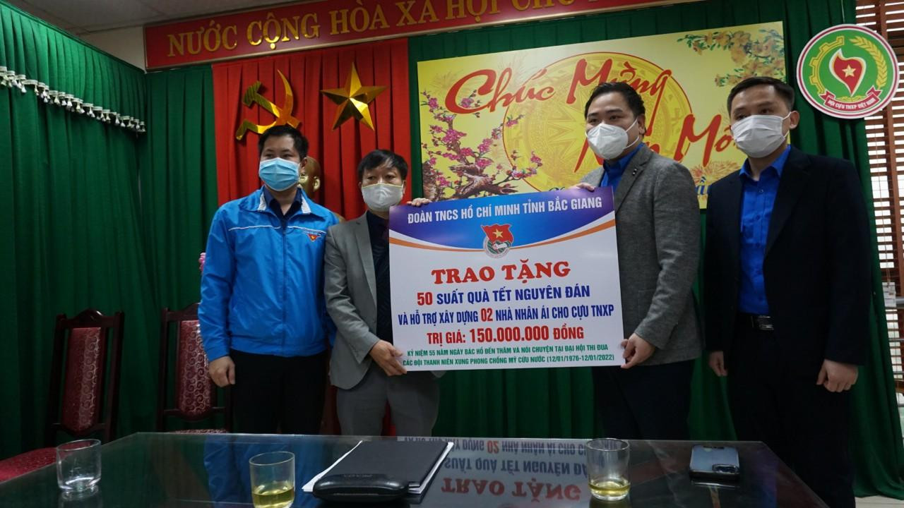 Tại buổi gặp mặt, anh Nguyễn Xuân Hiếu đại diện Tỉnh đoàn Bắc Giang trao tặng 50 suất quà Tết và hỗ trợ xây dựng 2 nhà nhân ái trị giá 150 triệu đồng cho cựu TNXP.