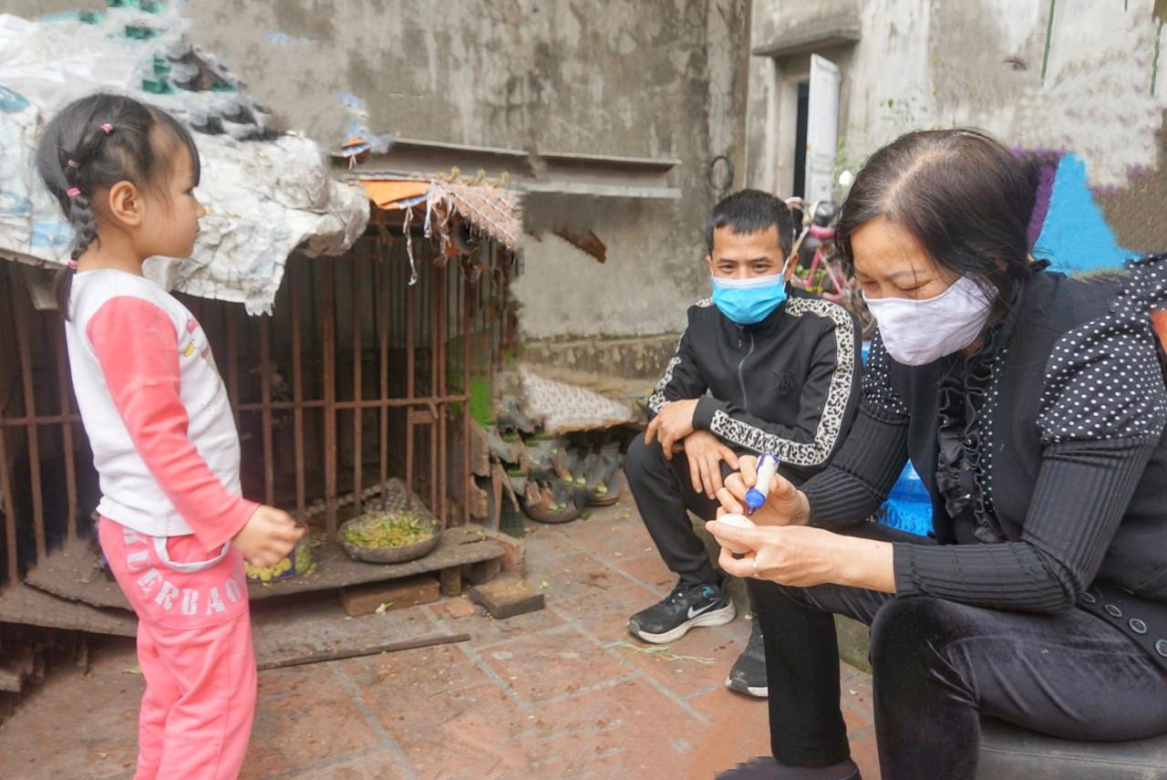 Bà Tâm cho biết, ba tháng trước gà bắt đầu đẻ trứng, mỗi ngày chỉ đẻ một quả. Nhưng từ ngày 25/2, gà đẻ nhiều trứng mỗi ngày. Bà Tâm cho biết, ba tháng trước gà bắt đầu đẻ trứng, mỗi ngày chỉ đẻ một quả. Nhưng từ ngày 25/2, gà đẻ nhiều trứng mỗi ngày.