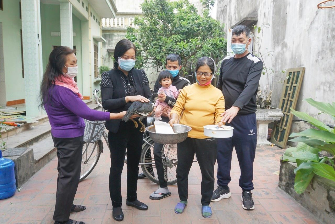 Nghe tin lạ, nhiều người dân kéo đến xem gà nhà bà Tâm đẻ trứng. "Cứ mở cổng là có hàng chục người vào xem, nhiều lúc tôi phải bảo họ về để gà còn đẻ. Có bà hàng xóm còn mang 10 trứng sang bảo tôi đổi cho 1 quả", bà Tâm cho hay. Nghe tin lạ, nhiều người dân kéo đến xem gà nhà bà Tâm đẻ trứng. "Cứ mở cổng là có hàng chục người vào xem, nhiều lúc tôi phải bảo họ về để gà còn đẻ. Có bà hàng xóm còn mang 10 trứng sang bảo tôi đổi cho 1 quả", bà Tâm cho hay.