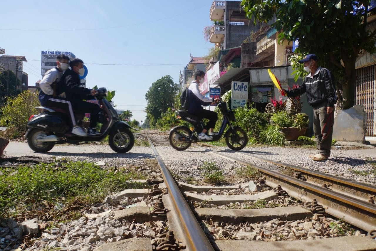 Không ai sai khiến, cũng chẳng cần ai trả công, ông gác đường tàu hoàn toàn tự nguyện. "Việc tôi làm xuất phát từ cái tâm. Mỗi lúc có tàu chạy qua, hỗ trợ được người qua đường sắt an toàn là tôi thấy vui sướng", ông Phúc chia sẻ. Không phải là người của ngành đường sắt nhưng ông thuộc nằm lòng giờ tàu chạy; cứ đúng giờ là ông xuất hiện.