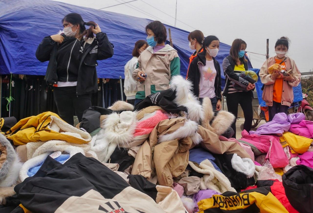 Công nhân tấp nập mua sắm Tết chuẩn bị về quê.