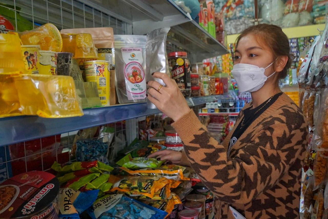 Năm nào cũng vậy, cứ chuẩn bị nghỉ Tết là chị Huế lại đi sắm sửa bánh kẹo, mang Tết về quê.