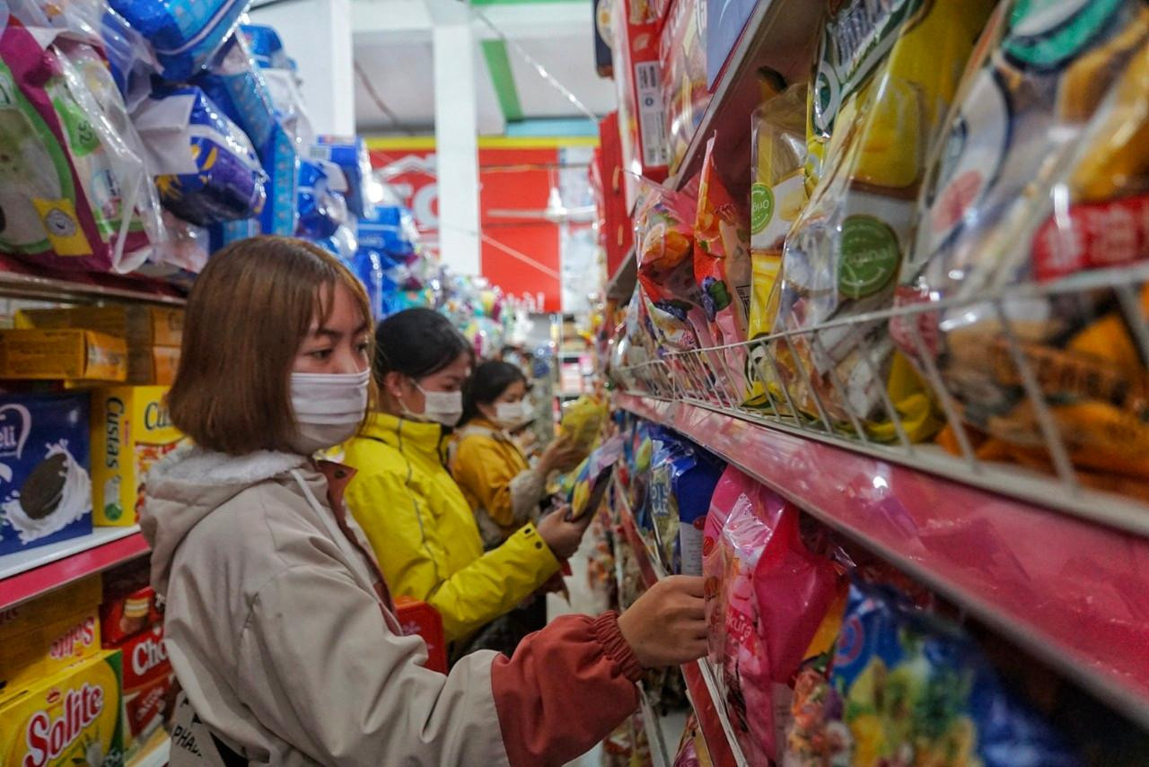 Nhiều công nhân tranh thủ sắm quà Tết về cho gia đình. Họ cho rằng, cả năm đi làm xa, mang quà về mới quý.