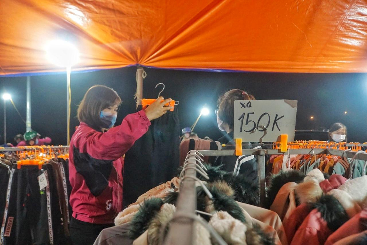 Mặt hàng được lựa chọn chủ yếu là quần áo, giày dép hạ giá. Bình thường cửa hàng bán chiếc áo từ 250 - 300 nghìn đồng, nay còn 150 nghìn đồng/chiếc.