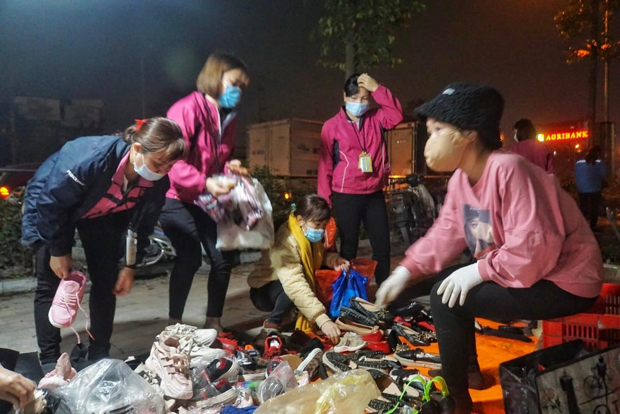 Tranh thủ lúc tan ca, nhiều chị em công nhân mua đồ về diện Tết và tặng người thân