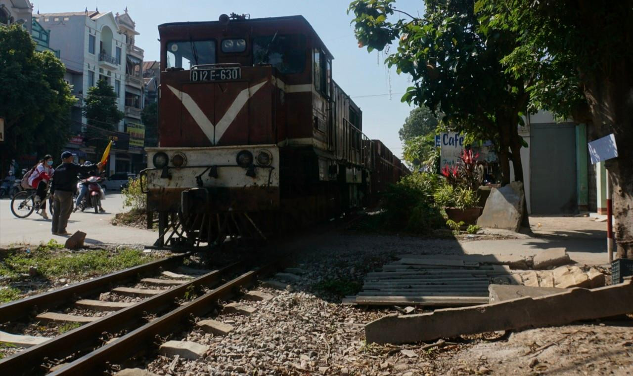 Hai mươi tám năm trời, cứ mỗi khi có tàu đi qua, ông Kiều Văn Phúc, người tổ 8, phường Ngô Quyền lại đứng gác đường tàu, miệng thổi còi, tay cầm cờ hướng dẫn, cảnh giới đảm bảo an toàn cho người qua lại.