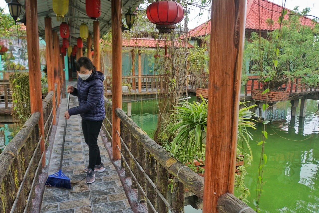 Sau khi nhận được thông tin tỉnh Bắc Giang cho phép các nhà hàng mở cửa đón khách từ ngày 16/2. Ngay trong ngày 10/2, một nhà hàng tại phường Trần Nguyên Hãn, TP Bắc Giang đã tất bật chuẩn bị lau dọn.