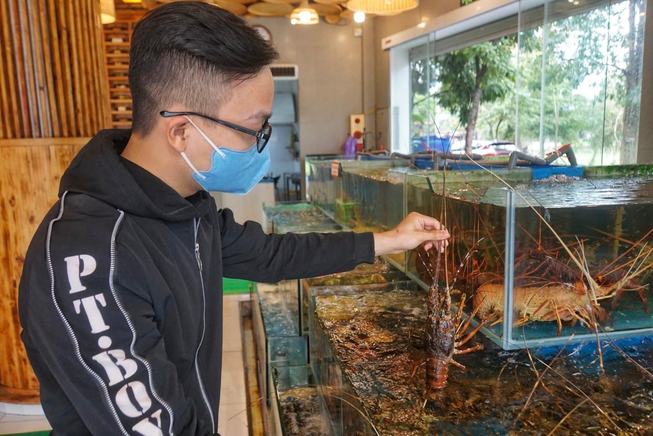 Nhà hàng trên đường Dĩnh Kế, TP Bắc Giang cũng đã chuẩn bị sẵn sàng đón khách trở lại. Anh Nguyễn Quốc Đoàn, Quản lý nhà hàng cho biết, nhà hàng đã chủ động nhập nguyên liệu, thực phẩm tốt nhất để phục vụ khách.