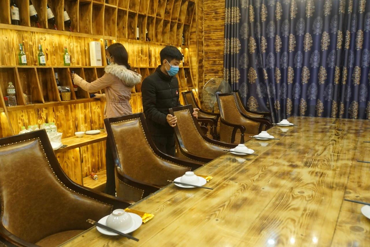 Bàn ghế ăn ở các phòng được sắp xếp lại gọn ghẽ, chỉn chu. Các chai đồ uống cũng được lau chùi cẩn thận.