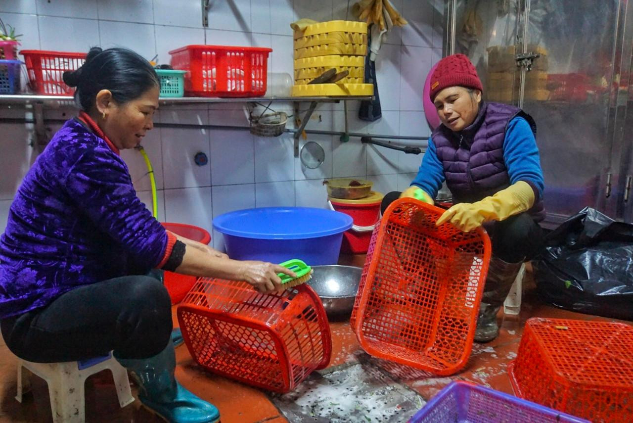 Các giỏ đựng đồ để lâu ngày lâu ngày cũng được ông chủ cho đánh rửa sạch sẽ.