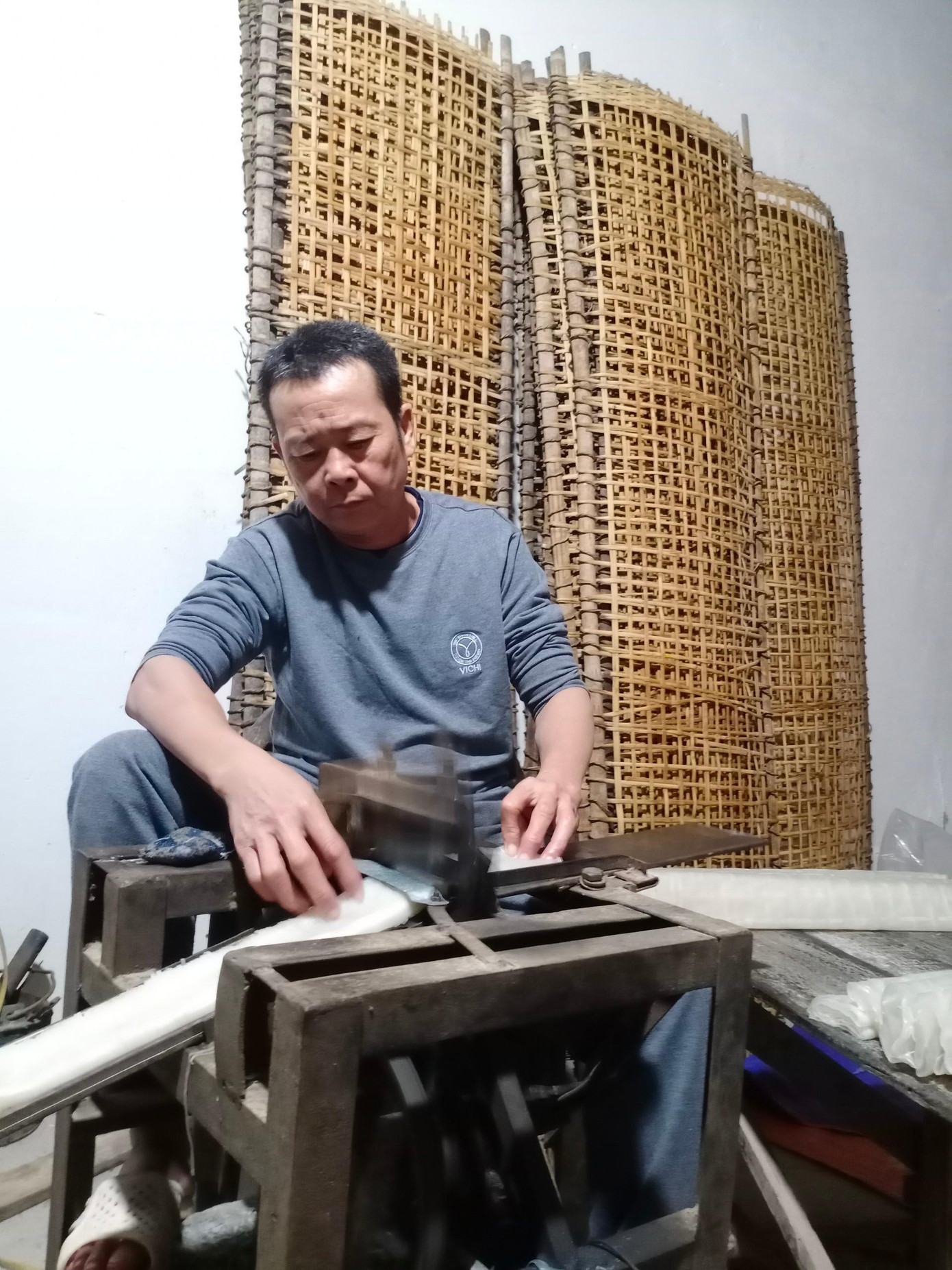 Khâu thái mỳ hết sức quan trọng. Sợi mỳ có 3 loại: mỳ sợi to, sợi nhỏ và mỳ sợi vừa. Dù là mỳ sợi loại nào cũng đòi hỏi người thợ phải đưa đều tay mới thái được những sợi mỳ tăm tắp.