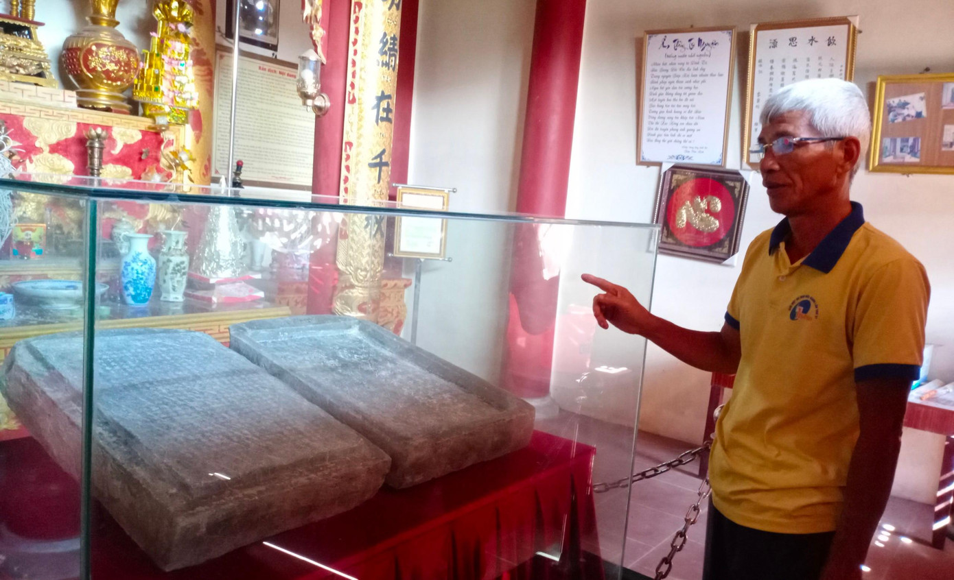 Năm 1998, trong một lần cải tạo, nâng cấp đường thôn, trưởng thôn Cốc Hà Thành Duy (trong ảnh) phát hiện một phiến đá hình chữ nhật. Nhìn phiến đá cổ khắc đầy chữ Hán, người dân tò mò, bàn tán cho rằng đó là mộ cổ có chứa nhiều báu vật. Có người không giữ được bình tĩnh hô hào anh em họ hàng dùng cuốc xẻng đào lên, hy vọng kiếm được "món hời". Ông Duy ra sức can ngăn, sau khi phân công trách nhiệm trông coi hiện trường cho công an viên và một số trưởng ban ngành khác trong thôn, ông liền vội vã đạp xe đi báo chính quyền xã. Cùng ngày, đại diện chính quyền huyện Lạng Giang và cán bộ Bảo tàng tỉnh Bắc Giang có mặt, phát hiện đó là tấm bia có từ thời nhà Mạc liên quan đến trạng nguyên Giáp Hải. Sau đó, ông Duy đã giữ gìn cổ vật suốt mười năm, trước khi cổ vật được đưa lên lưu giữ tại đền Giáp Hải. Năm 1998, trong một lần cải tạo, nâng cấp đường thôn, trưởng thôn Cốc Hà Thành Duy (trong ảnh) phát hiện một phiến đá hình chữ nhật. Nhìn phiến đá cổ khắc đầy chữ Hán, người dân tò mò, bàn tán cho rằng đó là mộ cổ có chứa nhiều báu vật. Có người không giữ được bình tĩnh hô hào anh em họ hàng dùng cuốc xẻng đào lên, hy vọng kiếm được "món hời". Ông Duy ra sức can ngăn, sau khi phân công trách nhiệm trông coi hiện trường cho công an viên và một số trưởng ban ngành khác trong thôn, ông liền vội vã đạp xe đi báo chính quyền xã. Cùng ngày, đại diện chính quyền huyện Lạng Giang và cán bộ Bảo tàng tỉnh Bắc Giang có mặt, phát hiện đó là tấm bia có từ thời nhà Mạc liên quan đến trạng nguyên Giáp Hải. Sau đó, ông Duy đã giữ gìn cổ vật suốt mười năm, trước khi cổ vật được đưa lên lưu giữ tại đền Giáp Hải.