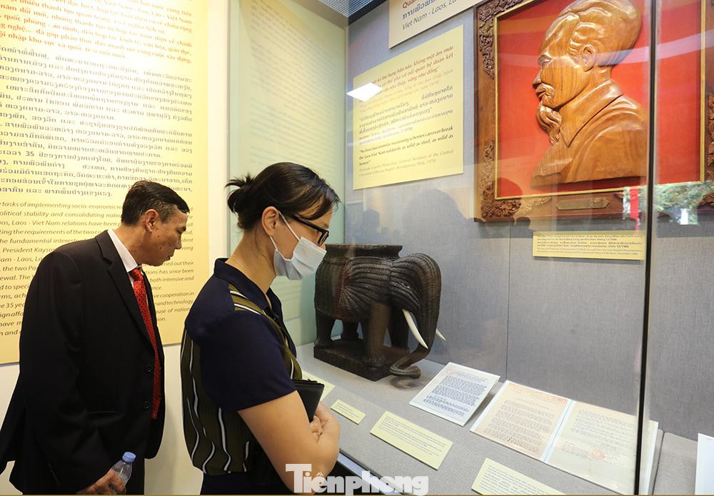 Người dân tham quan triển lãm Người dân tham quan triển lãm