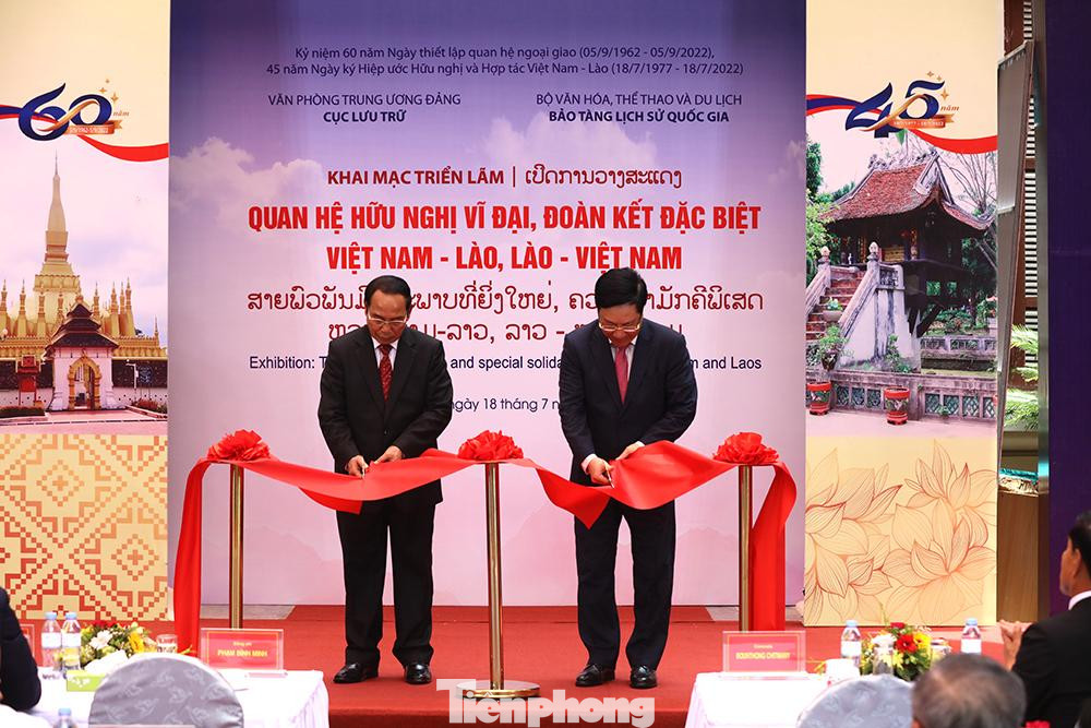 Phó Thủ tướng Thường trực Phạm Bình Minh và Thường trực Ban Bí thư, Phó Chủ tịch nước Lào Bounthong Chitmany cắt băng khai mạc triển lãm. Phó Thủ tướng Thường trực Phạm Bình Minh và Thường trực Ban Bí thư, Phó Chủ tịch nước Lào Bounthong Chitmany cắt băng khai mạc triển lãm.