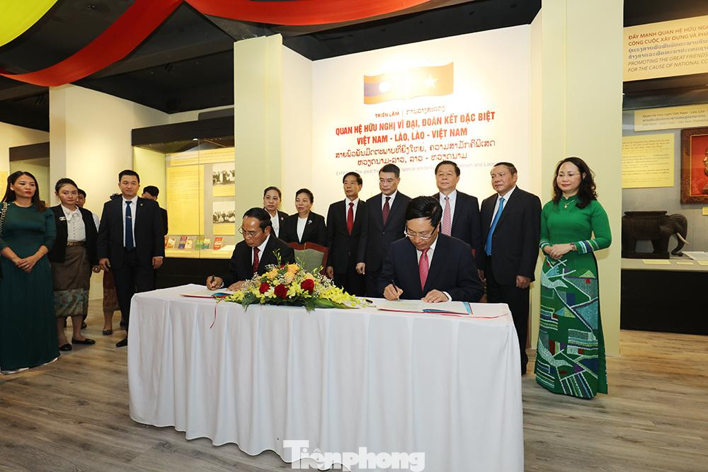 Phó Thủ tướng Thường trực Phạm Bình Minh và Thường trực Ban Bí thư, Phó Chủ tịch nước Lào Bounthong Chitmany viết lưu bút tại triển lãm. Phó Thủ tướng Thường trực Phạm Bình Minh và Thường trực Ban Bí thư, Phó Chủ tịch nước Lào Bounthong Chitmany viết lưu bút tại triển lãm.