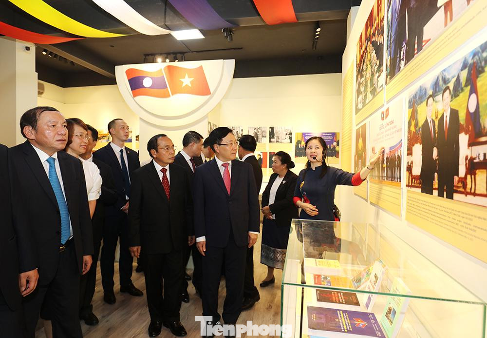 Phó Thủ tướng Thường trực Phạm Bình Minh và Thường trực Ban Bí thư, Phó Chủ tịch nước Lào Bounthong Chitmany tham quan triển lãm. Phó Thủ tướng Thường trực Phạm Bình Minh và Thường trực Ban Bí thư, Phó Chủ tịch nước Lào Bounthong Chitmany tham quan triển lãm.