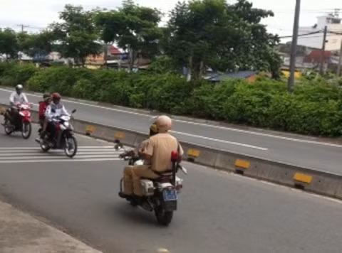 Phải chăng CSGT là có quyền đi ngược chiều? (ảnh: internet) 