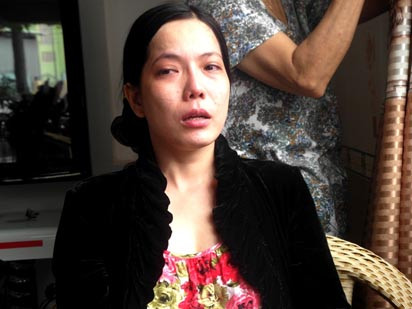 Bà Trần Hồng Ly đang kể chuyện với phóng viên báo điện tử Giáo dục Việt Nam trong nước mắt