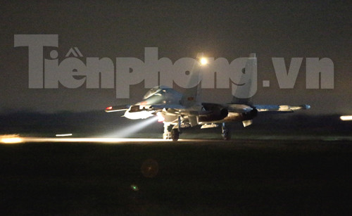 Việc bay đêm đòi hỏi những phi công có trình độ và kinh nghiệm bay