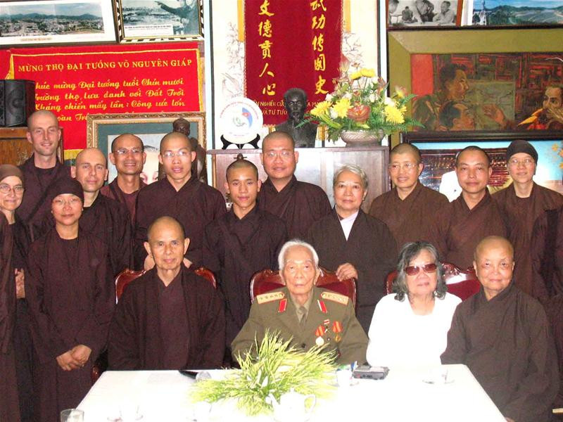 Đại tướng Võ Nguyên Giáp và phu nhân chụp ảnh lưu niệm cùng Thiền sư Thích Nhất Hạnh và các tăng thân làng Mai. Ảnh: Lan Anh