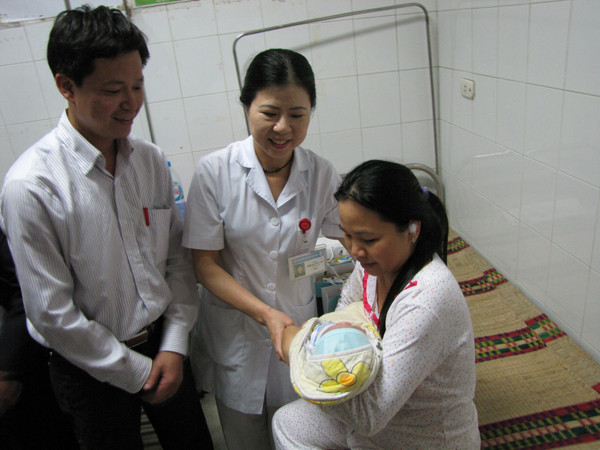 Bác sỹ Trần Thị Tuyết Lan - Trưởng khoa Sản 2 đến chia tay cháu Trường. Bác sỹ Lan cũng không quên dặn dò chị Thơm cách chăm sóc cháu Trường. Ảnh: Lãng Phong