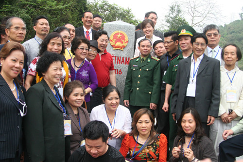 Chụp ảnh kỉ niệm tại cột mốc biên giới Việt Nam - Trung QUốc 1116