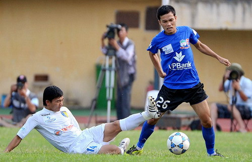 Hà Nội T&T (áo trắng) luôn tuyên bố tham vọng vô địch, nhưng lại từ chối cúp khi ngã ngựa trên sân nhà trước HAGL. Ảnh: Minh Tú Hà Nội T&T (áo trắng) luôn tuyên bố tham vọng vô địch, nhưng lại từ chối cúp khi ngã ngựa trên sân nhà trước HAGL