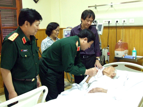 Đại tướng Phùng Quang Thanh, Bộ trưởng Quốc phòng và Thượng tướng Ngô Xuân Lịch, Chủ nhiệm Tổng cục Chính trị trong 1 lần vào thăm Đại tướng Võ Nguyên Giáp tại Bệnh viện Quân đội 108. Người đứng đầu giường bệnh là anh Võ Hồng Nam, con trai út của Đại tướng