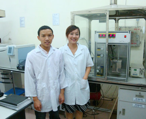 Chị Hồng cùng sinh viên tại phòng thí nghiệm