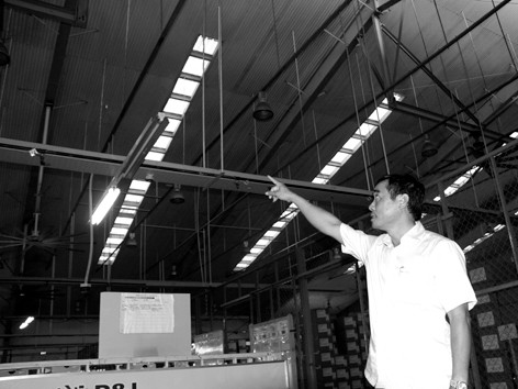 Ông Nguyễn Đình Long giới thiệu về giải pháp sử dụng ánh sáng mặt trời thay ánh sáng điện tại xưởng sản xuất. Ông Nguyễn Đình Long giới thiệu về giải pháp sử dụng ánh sáng mặt trời thay ánh sáng điện tại xưởng sản xuất