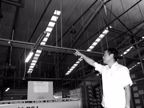 Ông Nguyễn Đình Long giới thiệu về giải pháp sử dụng ánh sáng mặt trời thay ánh sáng điện tại xưởng sản xuất