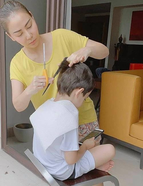 Thu Minh tự cắt tóc cho con Thu Minh tự cắt tóc cho con