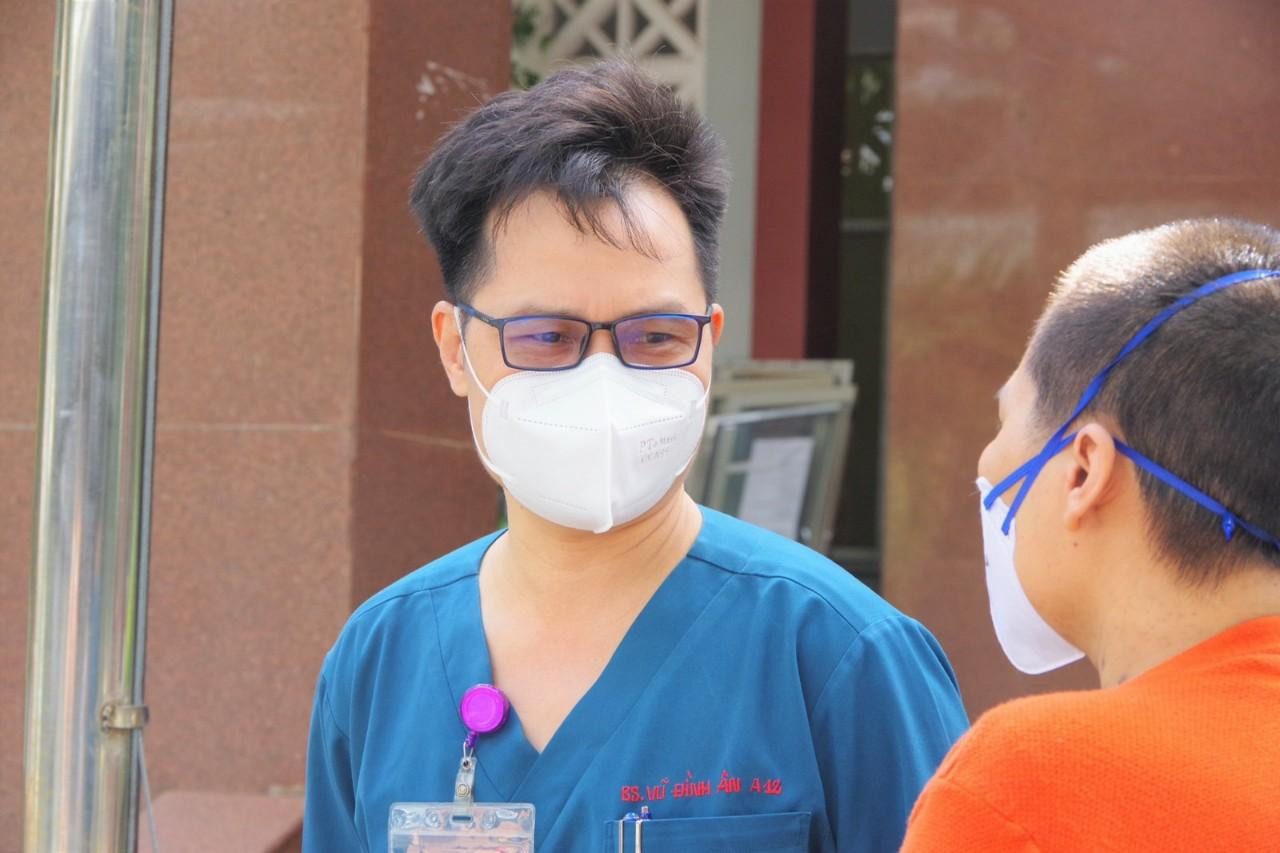 Bác sĩ Vũ Đình Ân chia tay bệnh nhân. Bác sĩ Vũ Đình Ân chia tay bệnh nhân.